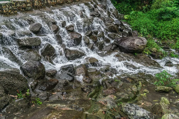 Bos stream uitgevoerd over mossy rotsen — Stockfoto