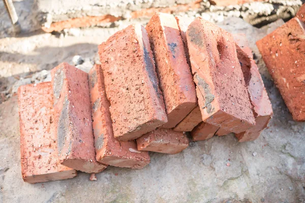 Bakstenen in de buurt van een huis in aanbouw — Stockfoto