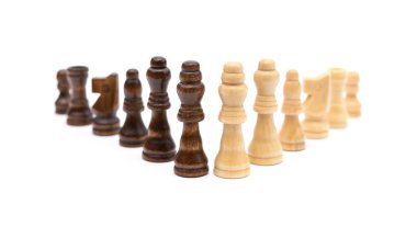 Beyaz bir arka plan üzerinde siyah ve kahverengi chesses sıraya girin