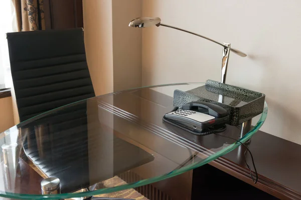 Escrivaninha em um quarto de hotel como área de trabalho — Fotografia de Stock