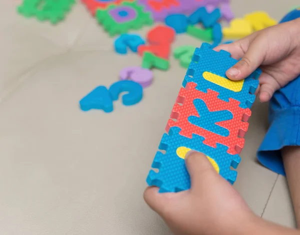 Gyerek kanapé ábécé lombfűrész rejtvények játék — Stock Fotó