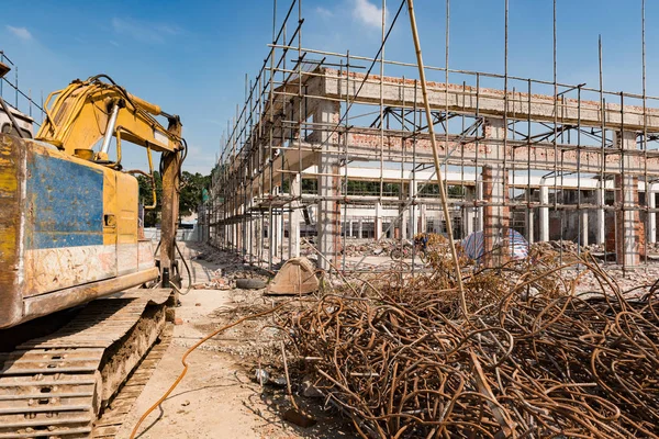 Escavatore demolizione di un vecchio edificio — Foto Stock