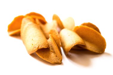 Beyaz bir arka plan net bisküvi dilimleri