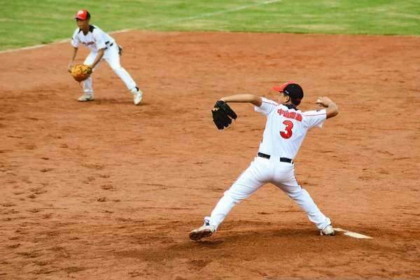 Lanzador desconocido lanzando la pelota — Foto de Stock