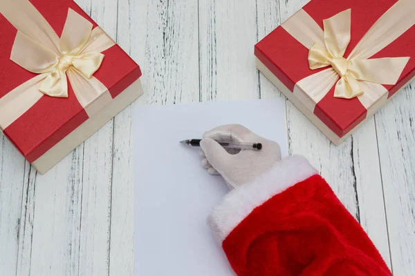 Santa Claus escribiendo en un papel en blanco bueno para la carta o la publicidad —  Fotos de Stock