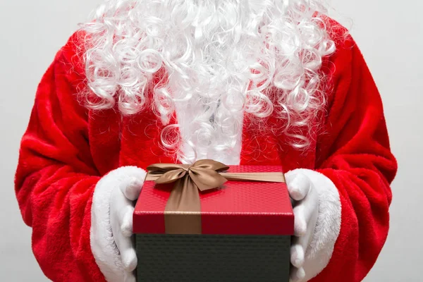 Santa Claus átadása egy ajándék doboz — Stock Fotó