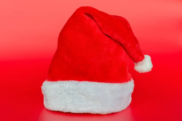 Sombrero de santa claus sobre fondo rojo — Foto de Stock