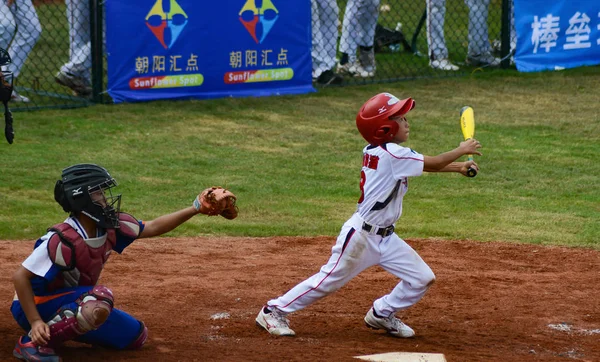 Rebatedor bateu a bola em um jogo de beisebol — Fotografia de Stock
