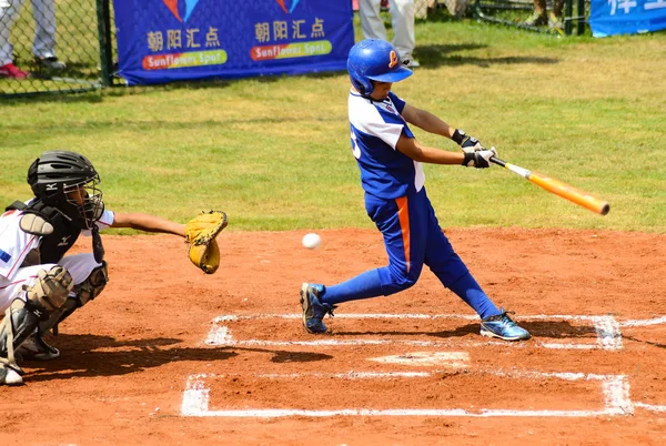Batter bare glip af bolden i en baseball spil - Stock-foto