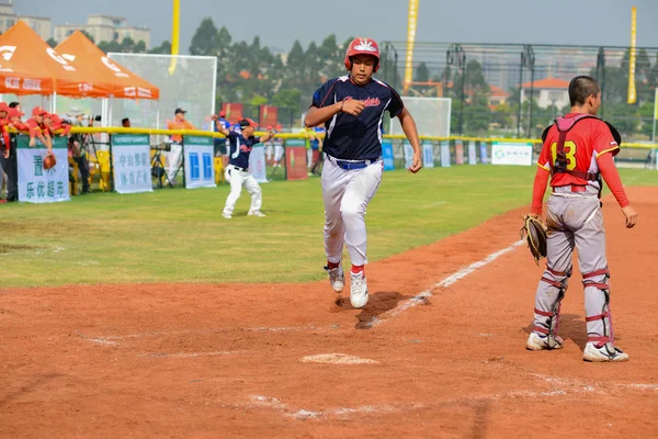 Player running to the base to get one point in a baseball match — Stock Photo, Image