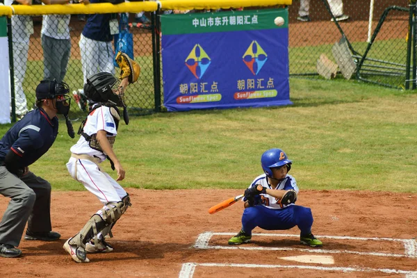 Receptor desconocido a punto de atrapar una bola sucia en un partido de béisbol — Foto de Stock