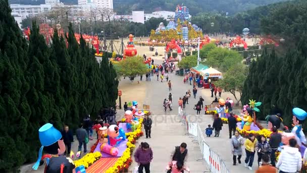 Zhongshan Kina-Feb 16, 2016:People spelar i en park på kinesiska nyåret semester. Feb 8 är den första dagen av året av apa. — Stockvideo