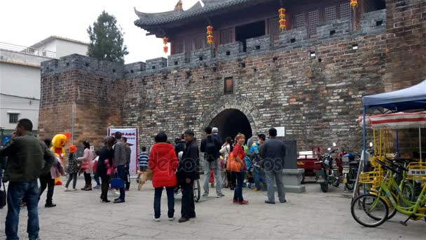 Шэньчжэнь гуандун Китай-FEB 11,2016: Люди, посещающие старое традиционное китайское здание в новогодние праздники на 11,2016 FEB в Шэньчжэнь, Гуандун, China.FEB 8 первый день года обезьяны . — стоковое видео