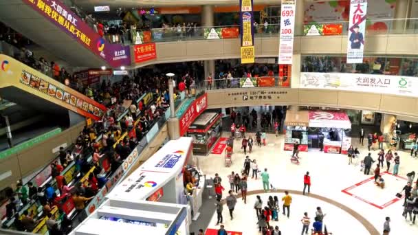 ZhongShan, GuangDong China-janeiro 1: Muitos consumidores visitando um grande shopping center nas férias de ano novo em janeiro 1, 2017 em ZhongShan, China . — Vídeo de Stock