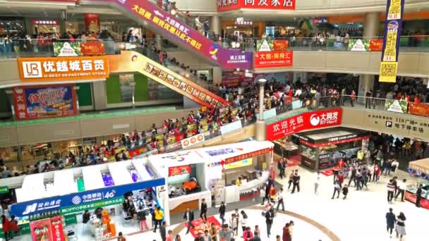 ZhongShan, GuangDong China-1 de enero: Muchos consumidores visitan un gran centro comercial en las vacaciones de año nuevo el 1 de enero de 2017 en ZhongShan, China . — Vídeos de Stock