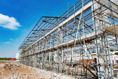 Mavi gökyüzünün altında eski bir bina yıkılması