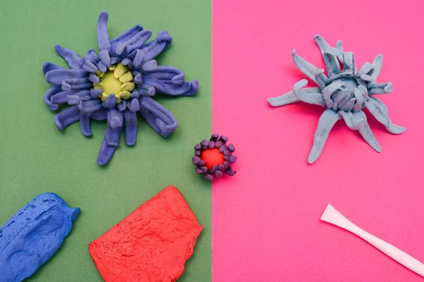 Ручна квітка з матеріалами та інструментами на барвистому скрапі — стокове фото