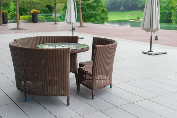 Sofa und Tisch aus Rattan im Garten — Stockfoto