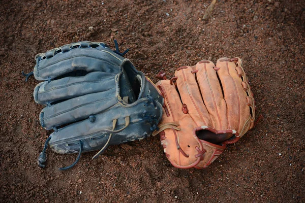 Yere beyzbol eldiveni — Stok fotoğraf