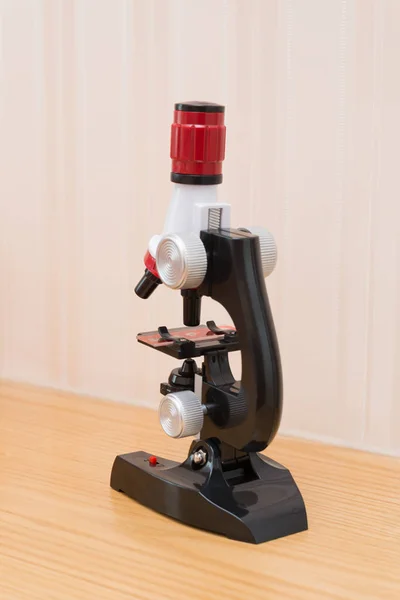 Microscopio de visión lateral para niños para investigar la naturaleza — Foto de Stock