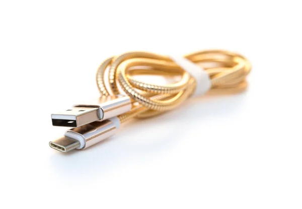 Золотой кабель USB для мобильных на белом фоне — стоковое фото
