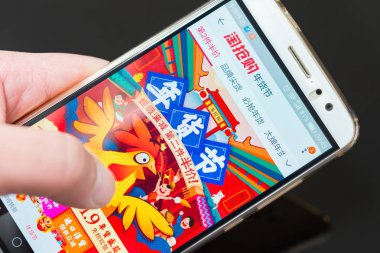 Zhongshan, Çin-Ocak 8, Çin yeni yılı 4 g taobao üzerinde telefon aracılığıyla alışveriş 2017:man