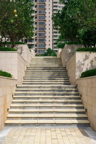 Escaleras que suben a un edificio residencial — Foto de Stock