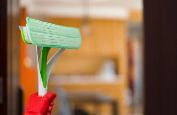 Entrar em uma casa com escova e luva conceito de limpeza doméstica — Fotografia de Stock