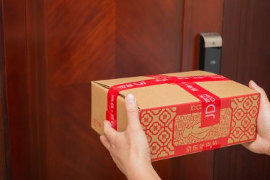 Çin yeni yılı şeylerle bir paket teslim Jd.com gelen erkek kurye