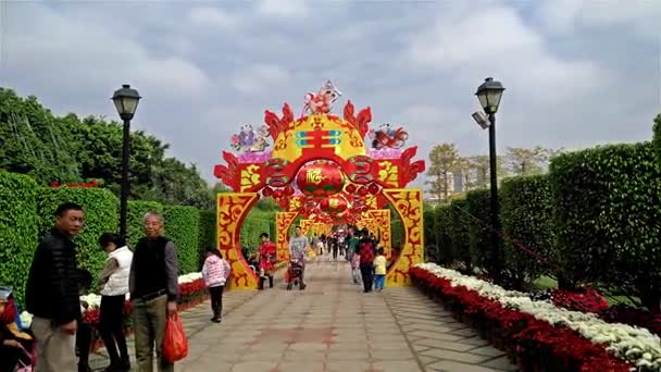 中山中国-2 月 2、旧正月休みに Sunwen 公園で遊んで 2017:People。1 月 28 日は酉年の最初の日、Sunwen 公園でお祭りの提灯がたくさん. — ストック動画