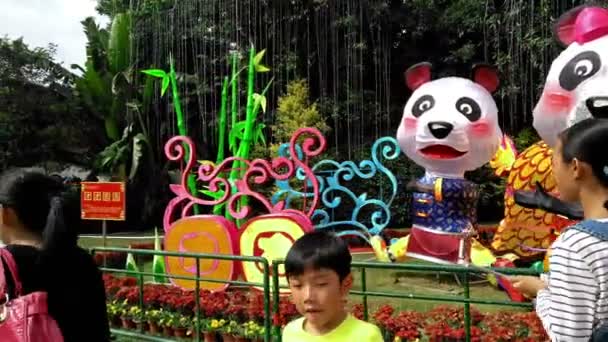 Zhongshan China-Feb 2, 2017:People spelen in Sunwen park op Chinees Nieuwjaar vakantie. 28 Jan is de eerste dag van jaar haan en er zijn tal van feestelijke lantaarn in Sunwen park. — Stockvideo