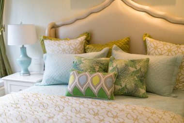 Klasik bir yatakta yastık