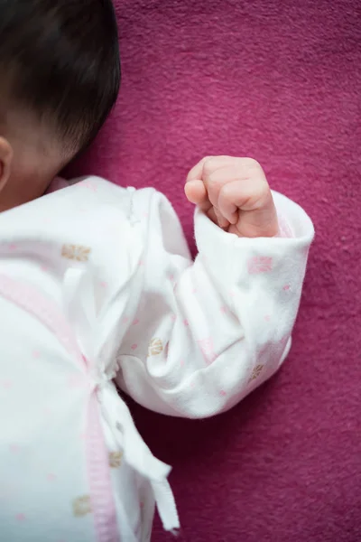 Mão de um bebê recém-nascido — Fotografia de Stock