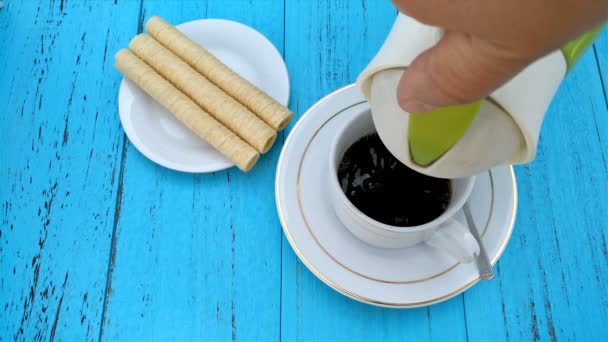 Verser de l'eau et faire du café instantané avec des rouleaux d'œufs sucrés à proximité 4K — Video