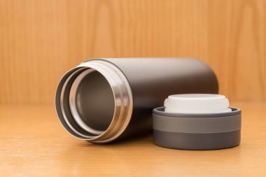 ahşap bir masa üzerinde siyah vakum tumbler