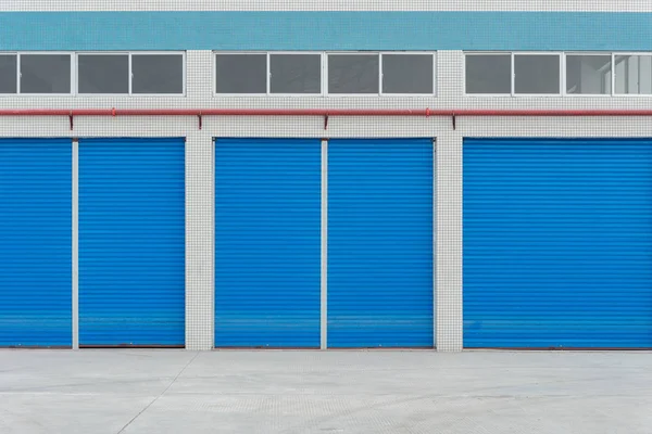 Blaue Metall-Rolltore an der Ladenfront — Stockfoto