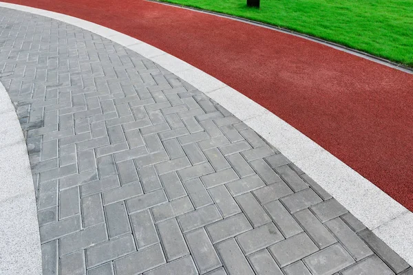 Curved outdoor pathway in a garden — Stock Photo, Image