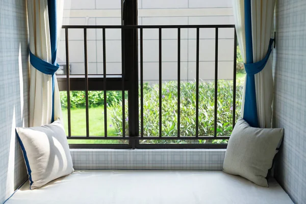 Area di riposo di un accogliente sedile finestra con cuscino verde al mattino composizione orizzontale — Foto Stock