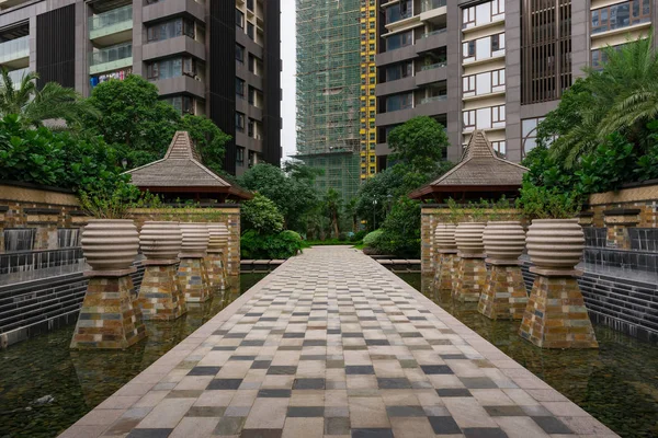 Camino en el exterior de un edificio residencial — Foto de Stock