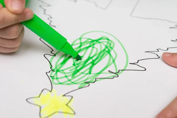 Garçon dessin un arbre de Noël avec des stylos de couleur — Photo