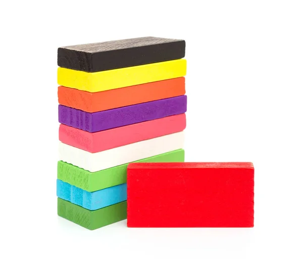 Цветные деревянные игрушечные блоки на белом фоне — стоковое фото