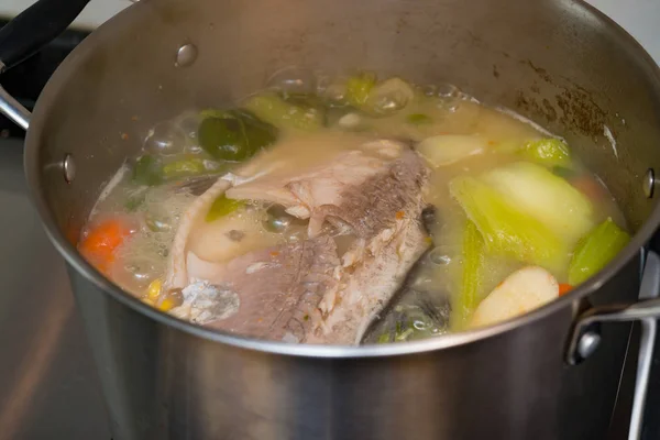 Приготовление рыбы и овощного супа из нержавеющей стали — стоковое фото
