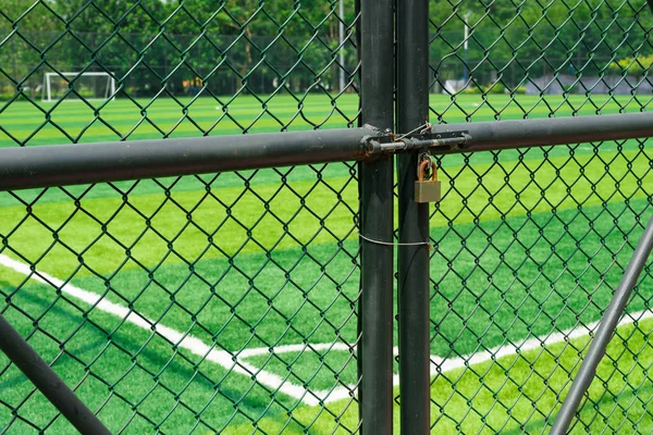 Asma kilit ile kilitli olan futbol sahası — Stok fotoğraf