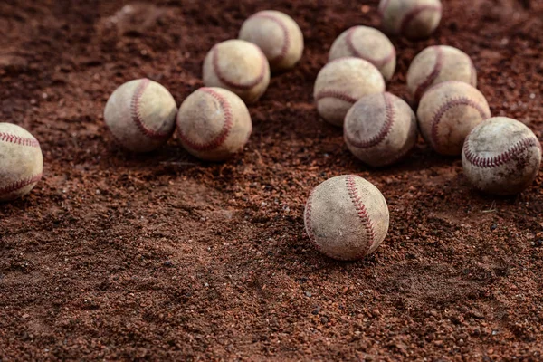 Dussintals baseballs på fältet — Stockfoto