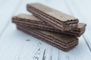 Çilekli lezzet gofret bloklar üzerinde beyaz tahta arka plan