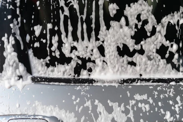 Мытье машины с мыльной водой — стоковое фото