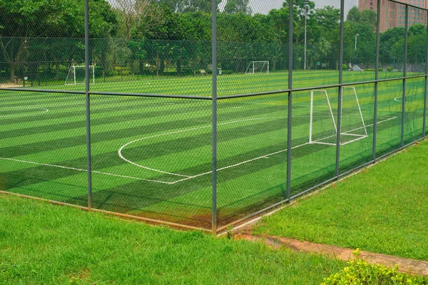 Un campo de fútbol detrás de la valla — Foto de Stock