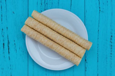 Üstten Görünüm yan görünümü tatlı yumurta rulo mavi ahşap tabak