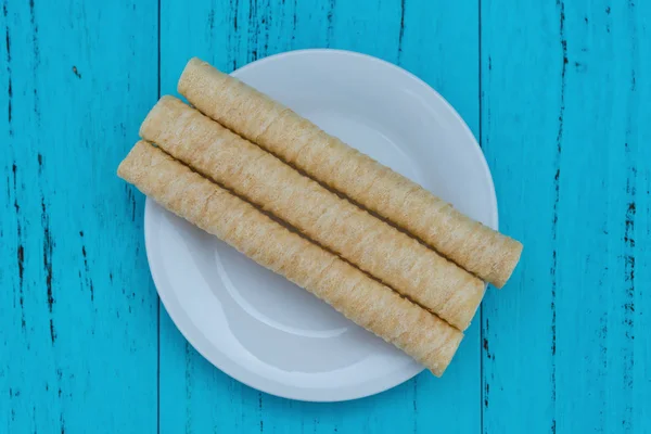 Bovenaanzicht kant weergave zoete ei broodjes op schotel op blauw hout — Stockfoto