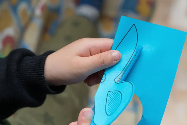 Gamin faire la coupe de papier à la maison — Photo